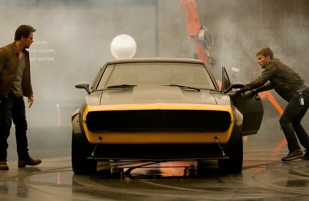 Mark Wahlberg en Jack Reynor in Transformers: Age of Extinction