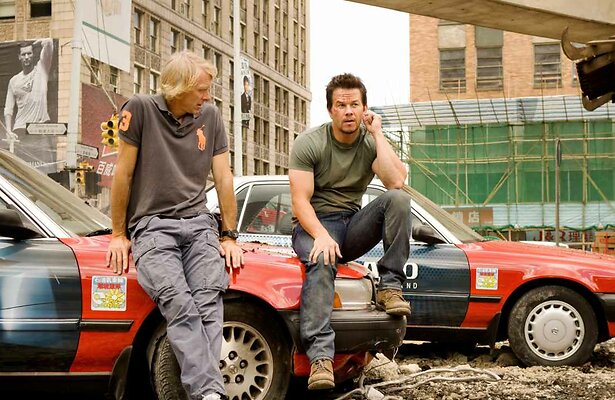 Regisseur Michael Bay en Mark Wahlberg in Transformers: Age of Extinction