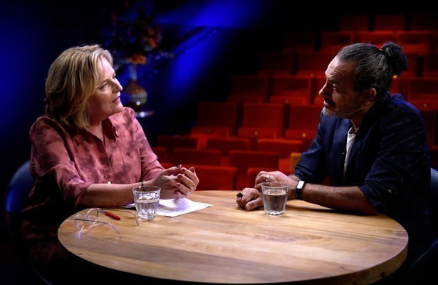 Elles de Bruin en Kefah Allush in TV Monument