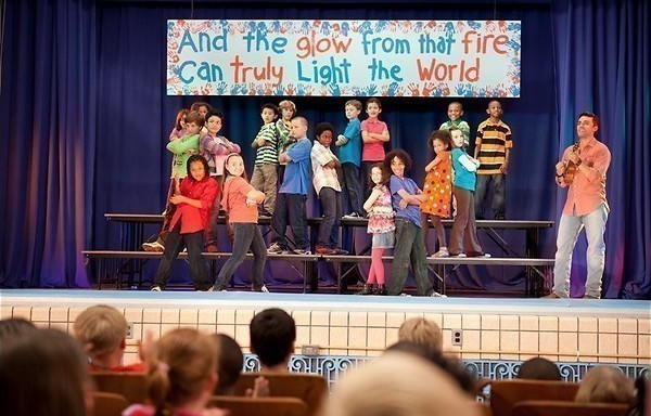 Maggie Gyllenhaal begint een school