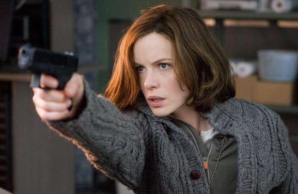 Kate Beckinsale staat in de kou