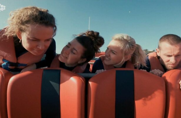 De laatste vier kandidaten van Wie is De Mol? doen een opdracht.