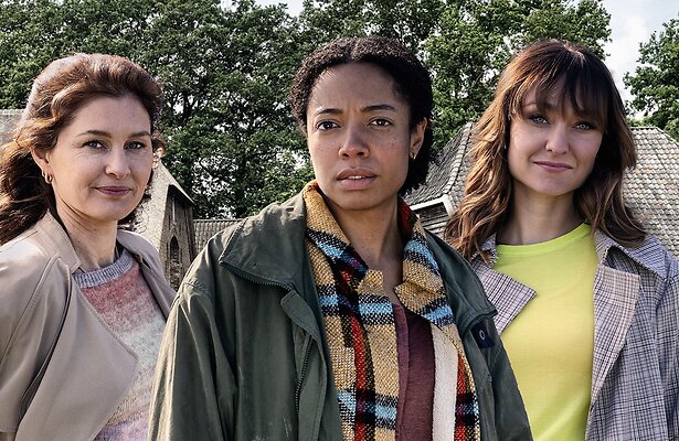 Fockeline Ouwerkerk, Joy Delima en Melody Klaver in Zussen