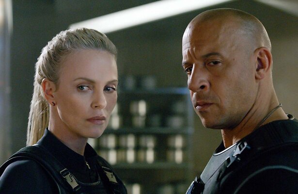 Charlize Theron en Vin Diesel in Fast & Furious 8