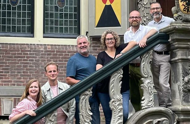 v.l.n.r. Ida, Rienk, Andre, Mery, Sieb en Francesco deelnemers eerste aflevering Bed & Breakfast