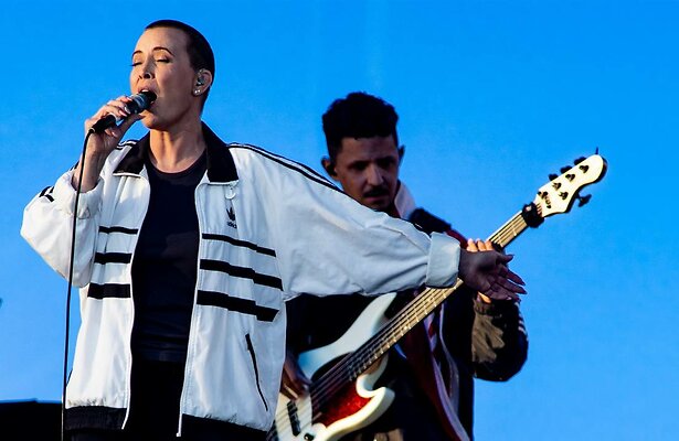 Zangeres Anouk op het podium.
