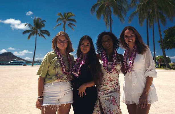 Aïcha, Bibi, Melanie en Quincy uit nieuw seizoen Au Pairs.