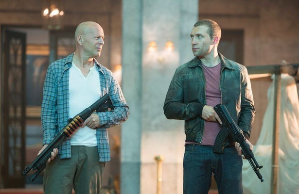 Bruce Willis en Jai Courtney in A Good Day to Die Hard