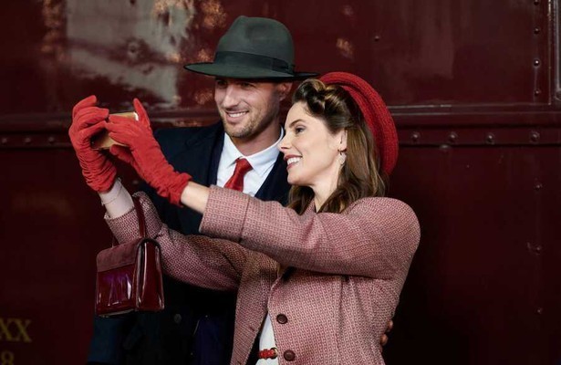 Ashley Greene en Brendan Penny in A Little Christmas Charm