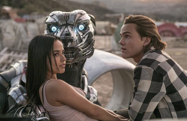 Alex Neustaedter en Becky G in A-X-L