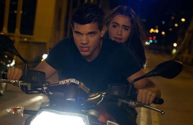 Taylor Lautner en Lily Collins in Abduction