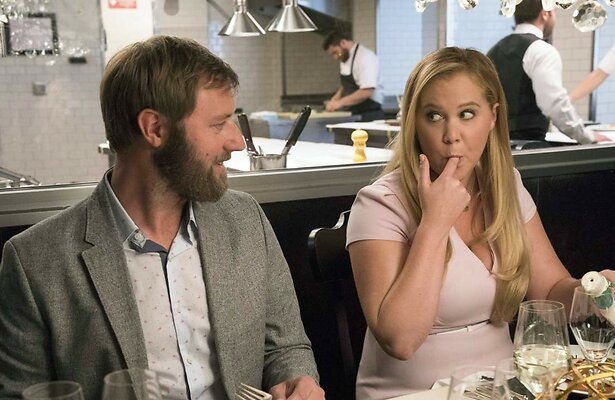 Rory Scovel en Amy Schumer in I Feel Pretty