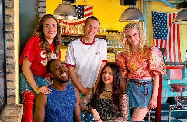 Cast van Au Pairs seizoen zeven