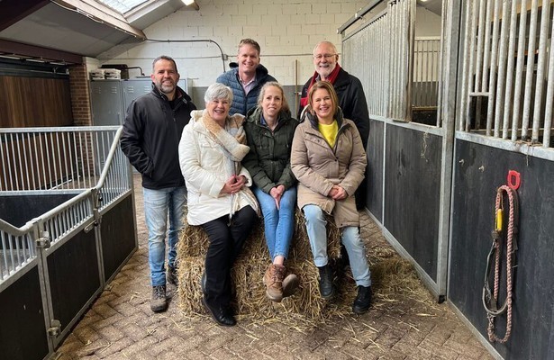 Wim, Loly, Nawien, Sandra, Hedwig en Leo uit Bed & Breakfast