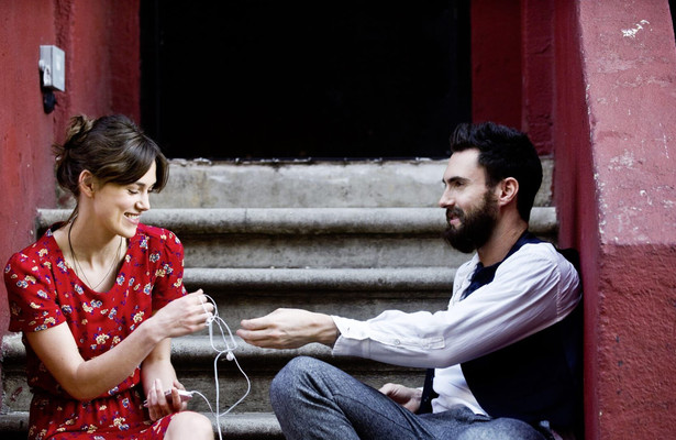 Keira Knightley en Adam Levine in Begin Again