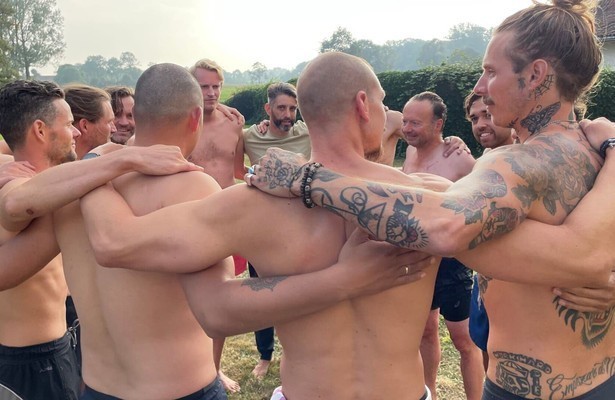 Mannencirkel in Boeddha in de Polder