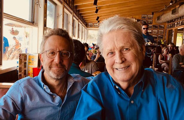 Jason Fine met Brian Wilson voor Long Promised Road