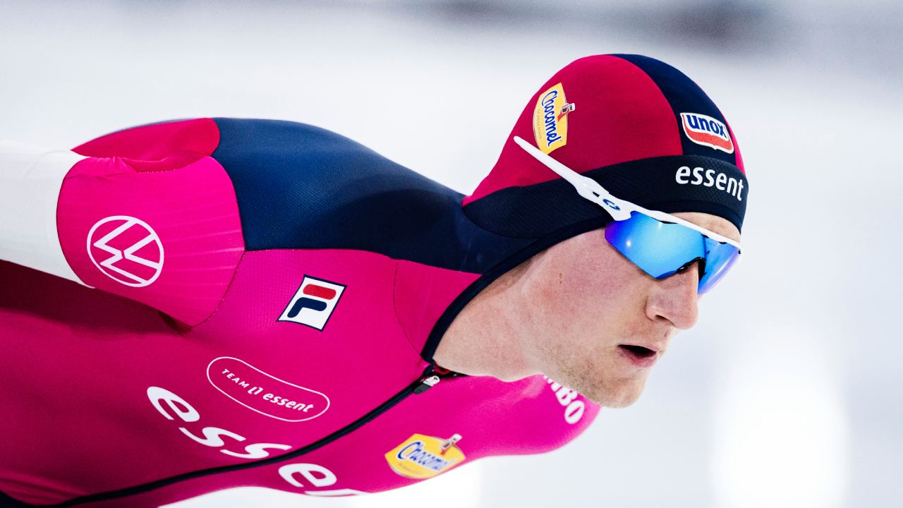 Beau Snellink moet aan de bak tijdens het NK Allround & Sprint in Heerenveen