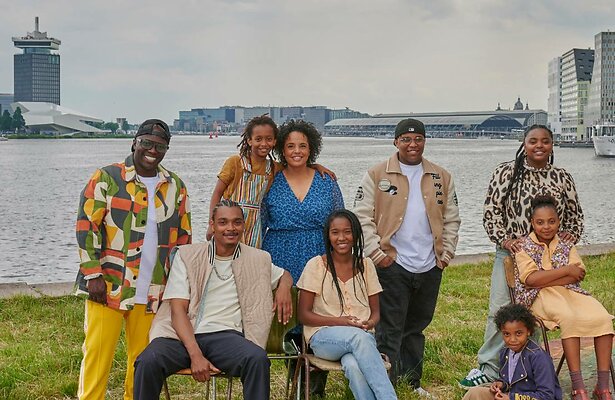 Nieuwe familiefoto van familie Cudogham voor nieuwe seizoen Een Huis Vol.