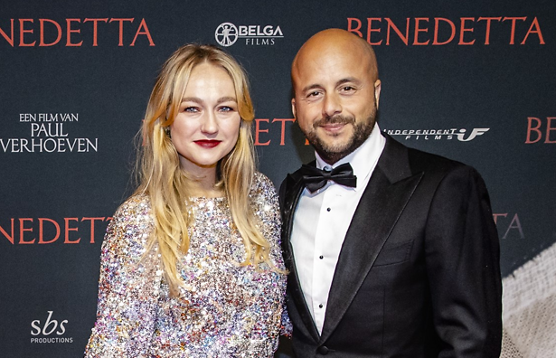 Carolien Spoor-Karthaus met haar man, acteur en regisseur Jon Karthaus