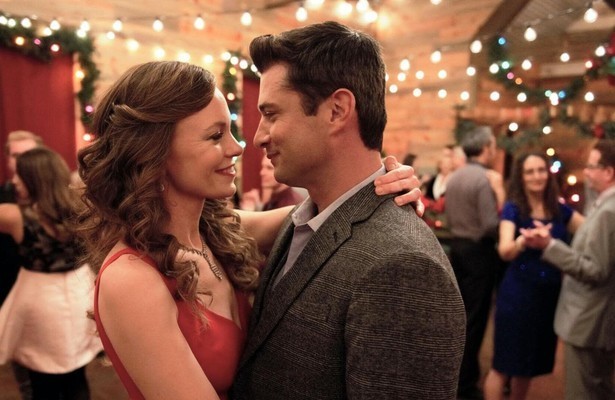 Rachel Boston en Wes Brown in Check Inn to Christmas