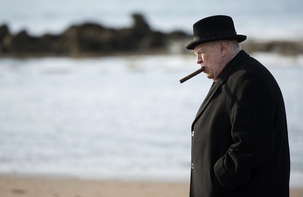 Brian Cox als Winston Churchill in Churchill