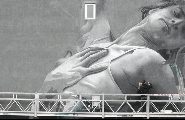 Close up: JdL - Behind the wall