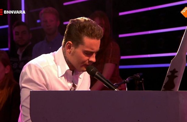 Douwe Bob maakt kijkers aan het huilen in DWDD