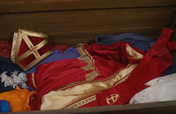 De kleren van Sinterklaas in de grote verkleedkist