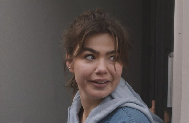 Abbey Hoes als Claire