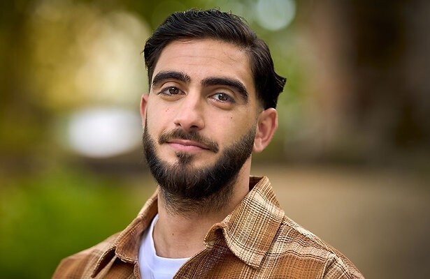 Sia Cyrroes als Reza (Dertigers)