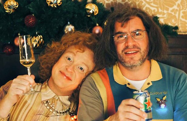 Typetjes Fred en Ria in kerstoutfit.