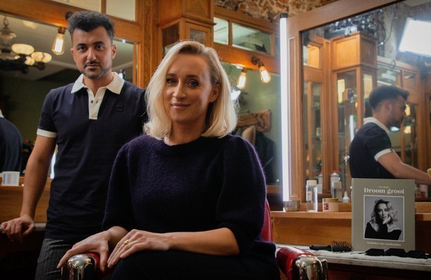 Eva Jinek en Özcan Akyol in De Geknipte Gast