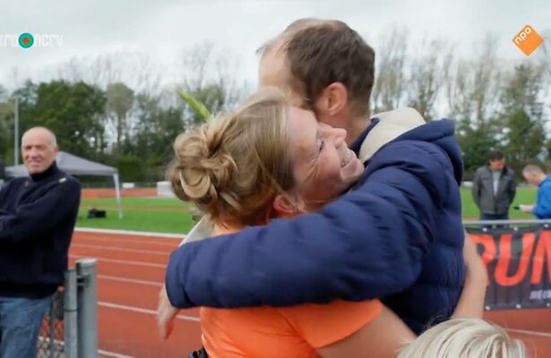 Gerdien over de streep na hardloopwedstrijd.