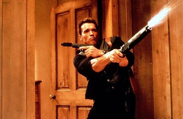 Arnold Schwarzenegger gumt je verleden uit