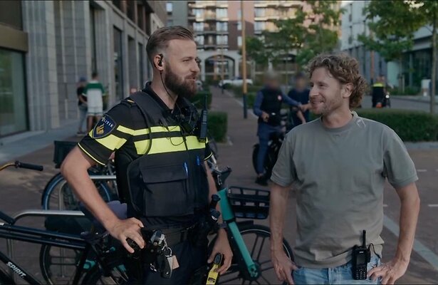 Ewout hielp de agenten een handje.