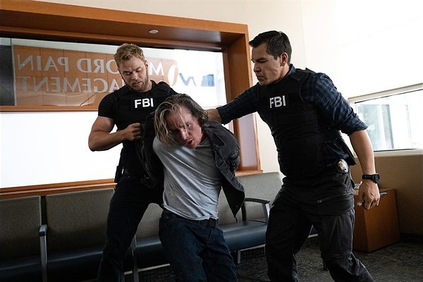 FBI-agenten nemen de bus