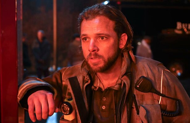 Max Thieriot als Bode Leone in Fire Country