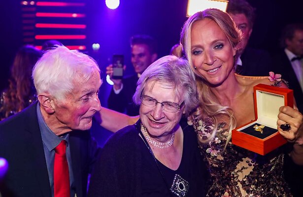 Floortje met haar ouders na het winnen van de Gouden Televizier-Ring.