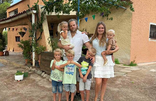 Familie Verleg uit Een Huis Vol Emigreert