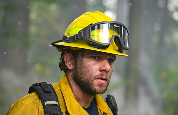 Max Thieriot als Bode Leone in Fire Country