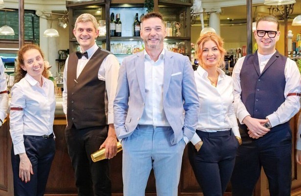 Brian Protheroe en vaste gezichten First Dates UK