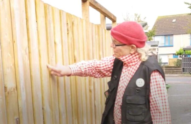 Still uit Bromet over de Schutting