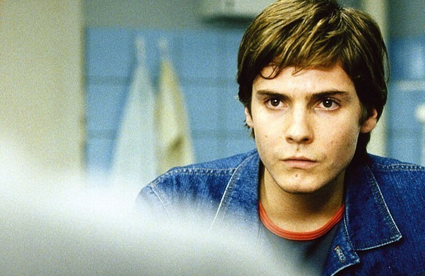 Daniel Brühl voert een toneelstukje op