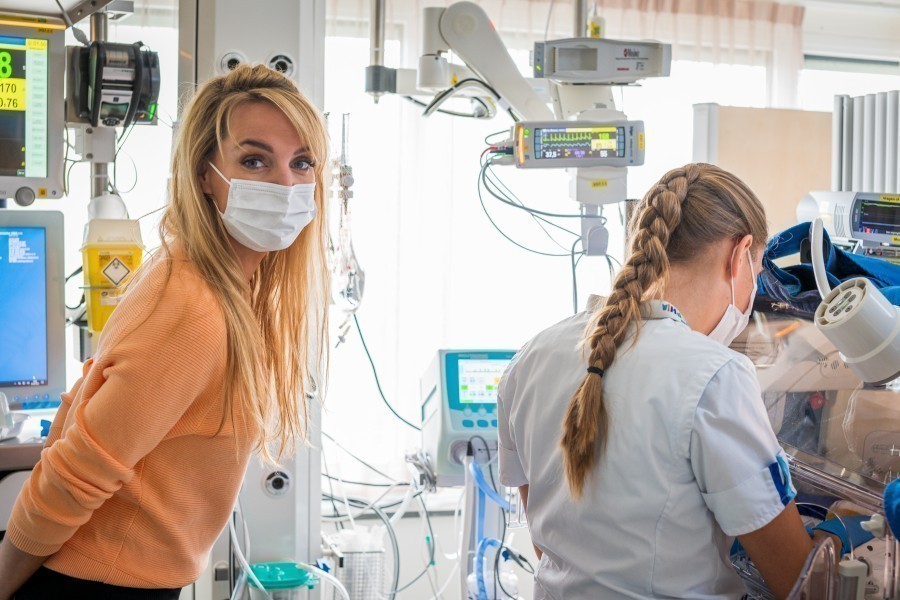 Handen aan de couveuse