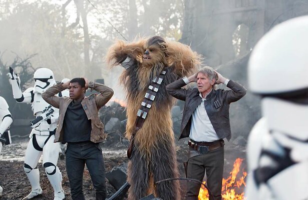 John Boyega, Peter Mayhew en Harrison Ford in Star Wars: Episode VII - The Force Awakens