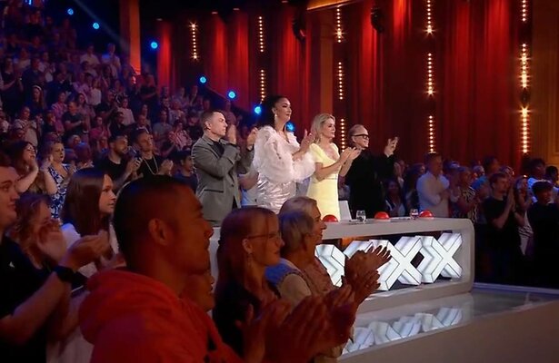 De jury en het publiek geven staande ovatie.