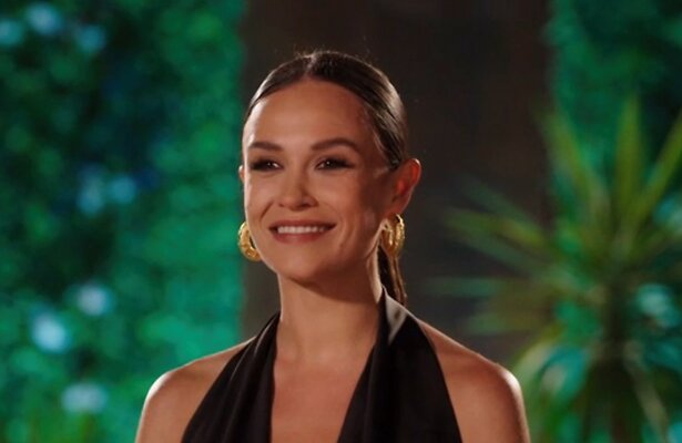 Holly Mae Brood voor I Kissed a Girl