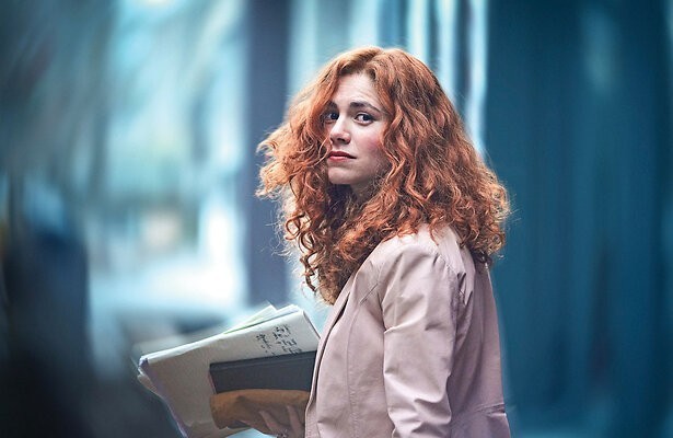 Hanna van Vliet als Emma Maas in Ik val niet, ik dans van KRO-NCRV