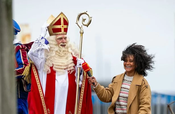 Sinterklaas met Sinterklaasjournaal-verslaggever Stephanie van Eer